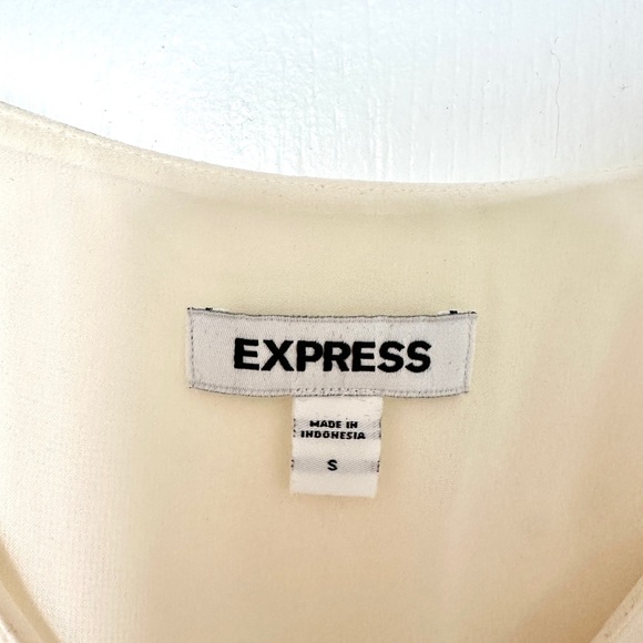 Express Ruffle Top - Picture 2 of 4